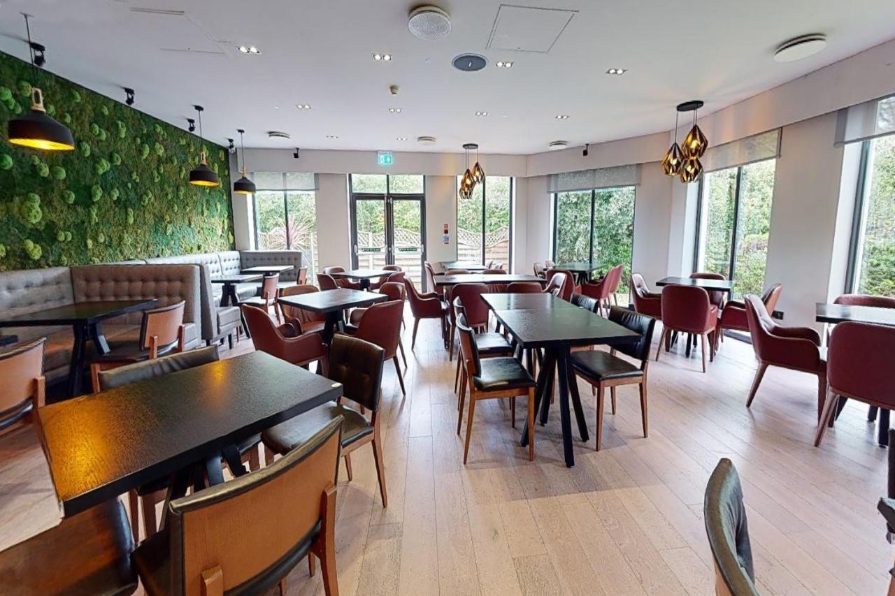 Village Hotel Chester St David'S エウロイ エクステリア 写真