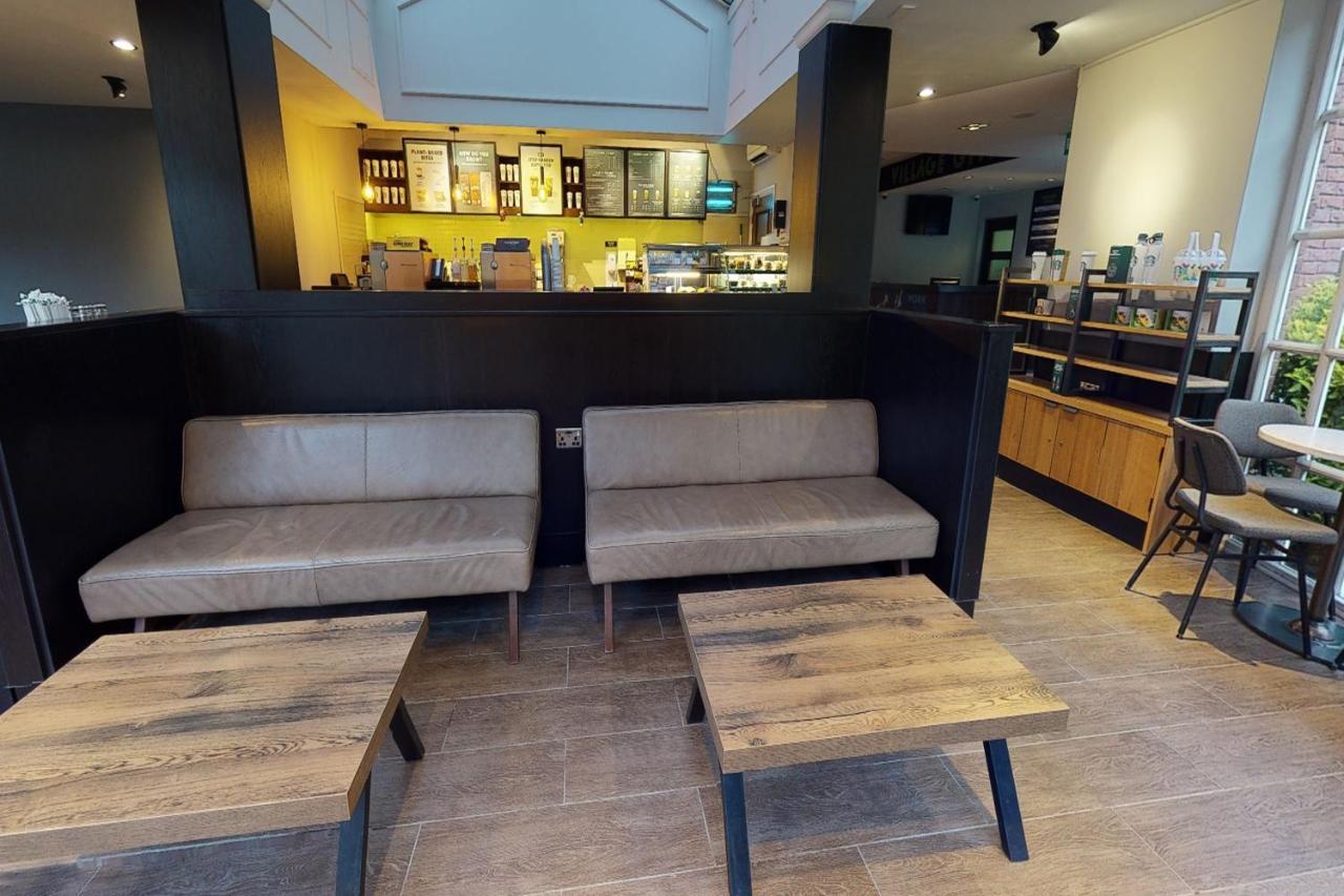 Village Hotel Chester St David'S エウロイ エクステリア 写真