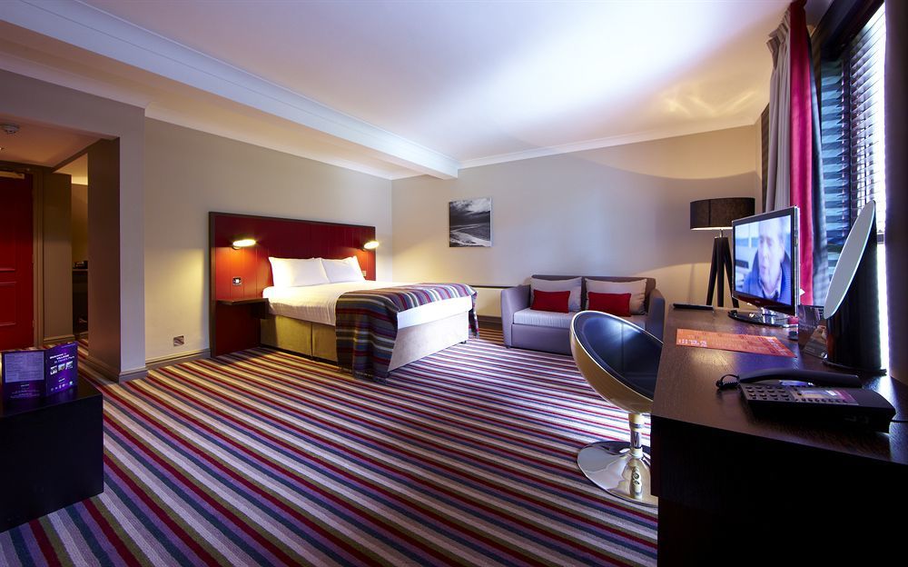 Village Hotel Chester St David'S エウロイ エクステリア 写真
