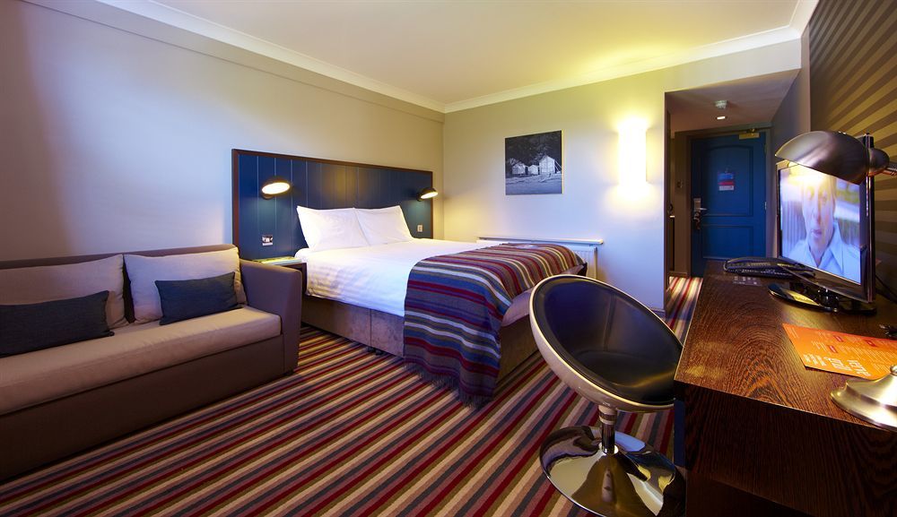 Village Hotel Chester St David'S エウロイ エクステリア 写真