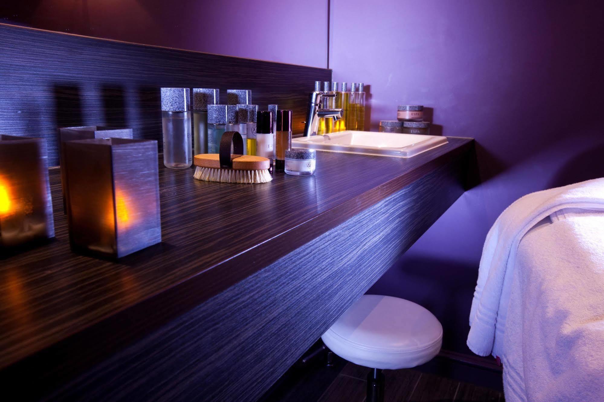 Village Hotel Chester St David'S エウロイ エクステリア 写真